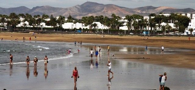 Crece el turismo extranjero en Lanzarote pero cae el número de visitantes nacionales
