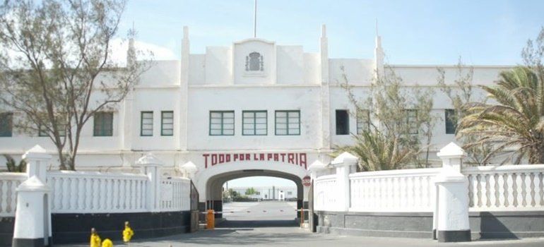 El Parlamento aprueba por unanimidad recuperar los cuarteles de Arrecife para uso público