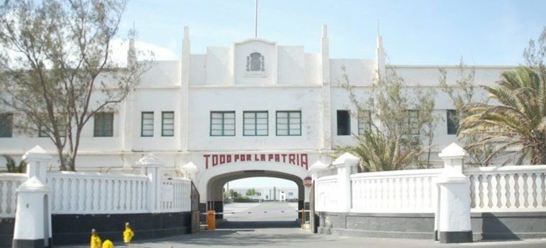El Parlamento aprueba por unanimidad recuperar los cuarteles de Arrecife para uso público