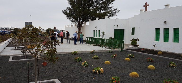 Tías moderniza los exteriores de su cementerio con nuevos aparcamientos, aceras y zonas verdes
