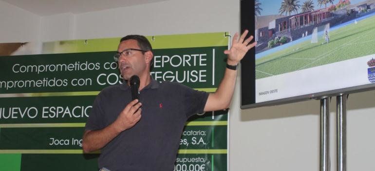 El Ayuntamiento presenta el campo de fútbol que ha empezado a construirse en Costa Teguise