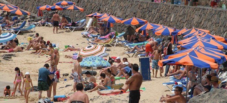 Podemos ve "preocupante" la carga turística de Lanzarote, con "17 turistas por habitante"