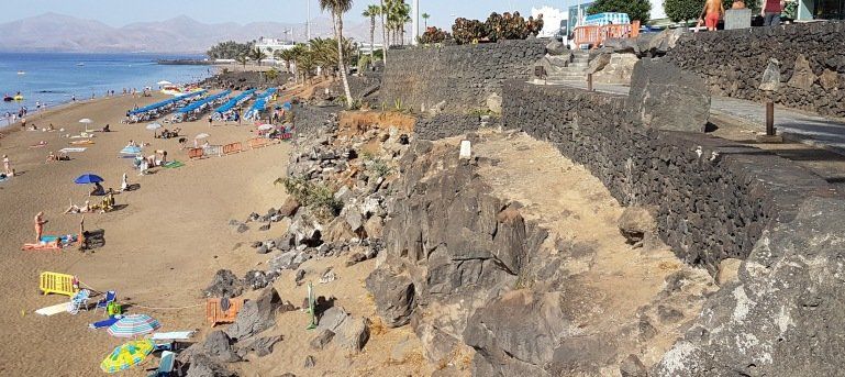 Tías saca a concurso las obras para reparar el muro que se desprendió en Playa Grande
