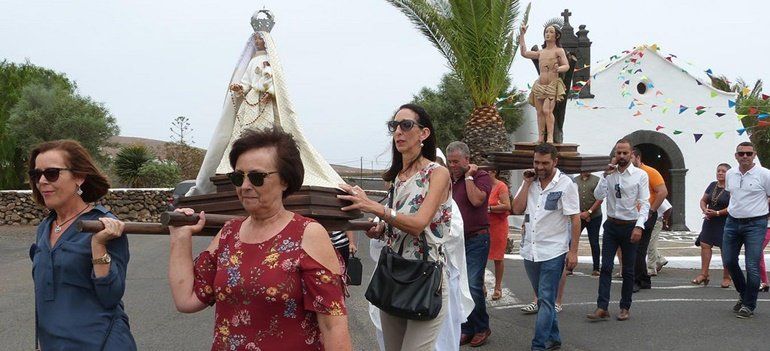 Los vecinos de El Mojón salen en procesión para honrar a la Virgen del Rosario