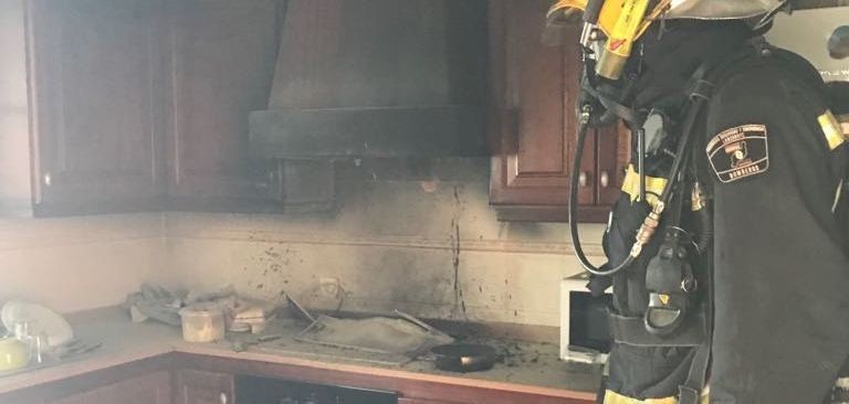 Los bomberos extinguen un incendio en una vivienda de Playa Honda