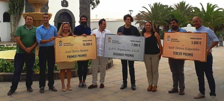 San Bartolomé entrega los cheques a los ganadores del concurso del Parque Urbano de Playa Honda