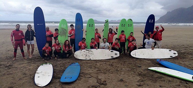 Surf solidario para niños en Famara de la mano de Cruz Roja y la bloguera Marlene Merle