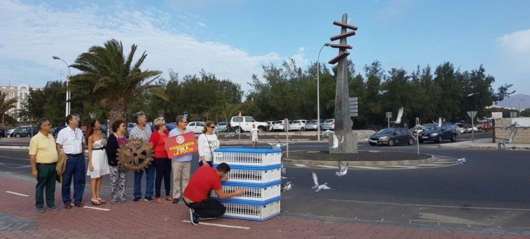 Los rotarios de Lanzarote sueltan palomas mensajeras para sensibilizar sobre la polio