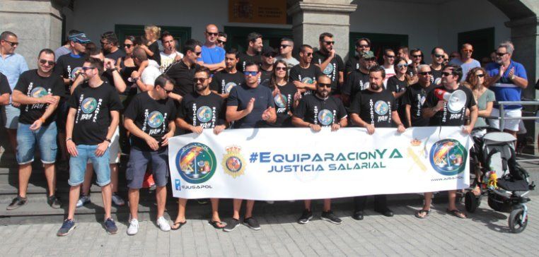 Policías y guardias civiles protestan ante la Dirección Insular de Lanzarote por sus sueldos