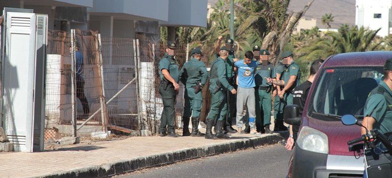 Tres detenidos y 31 denuncias en una operación policial en dos complejos okupas de Costa Teguise