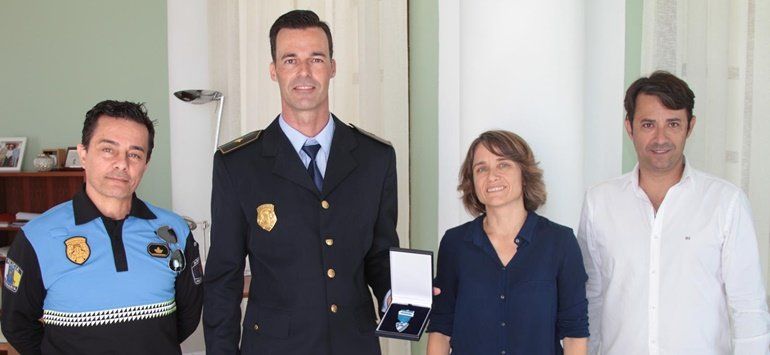 La alcaldesa de Arrecife felicita al policía Alejo Rodríguez por su premio en Seguridad Vial Nacional