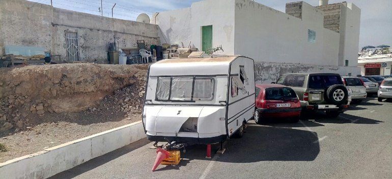 Quejas por una caravana en la que "vive" gente en Puerto del Carmen: "Ninguna autoridad hace nada"