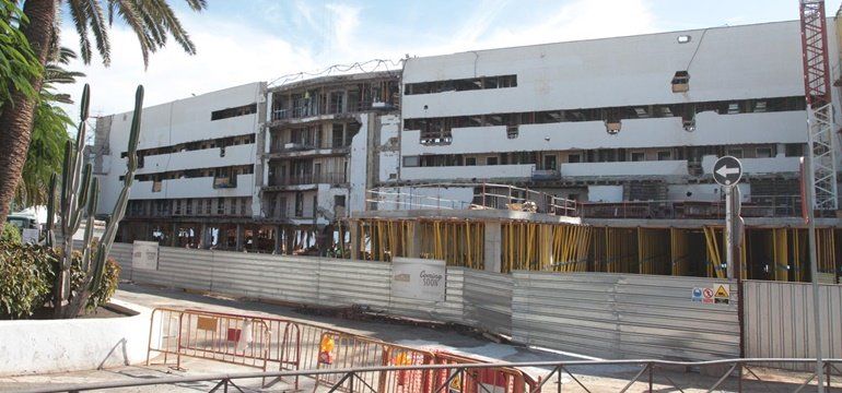 Tías precinta parte de las obras del Hotel Fariones por intervenir en una zona protegida sin permiso