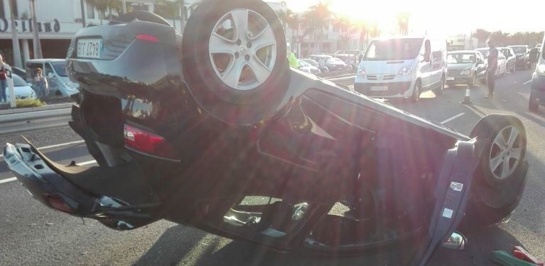 Dos heridas leves en un accidente entre dos coches en la autovía LZ-2 a la altura de Playa Honda