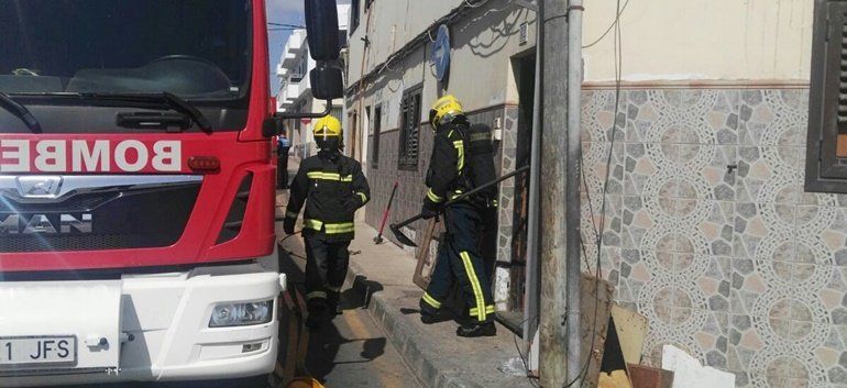 Los bomberos extinguen un incendio en una vivienda de Arrecife "habitada por toxicómanos"