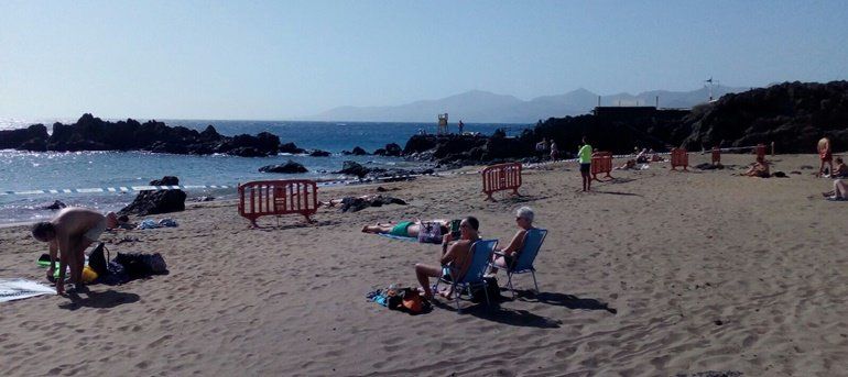La Playa Chica de Puerto del Carmen, cerrada de nuevo al baño por contaminación fecal