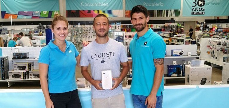 Informática Lanzarote entrega un Iphone X a Borja Vera por su hat-trick