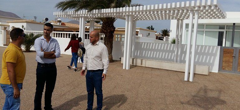 El Ayuntamiento finaliza el repintado de mobiliario urbano en la Avenida de Playa Honda
