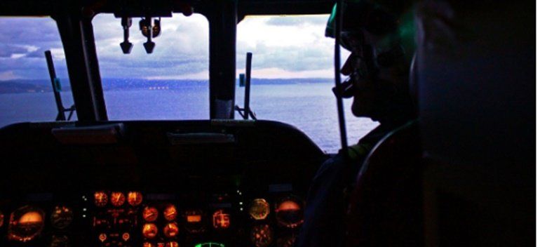 El helicóptero de Salvamento Marítimo rescata a tres tripulantes de un velero varado en Arrecife