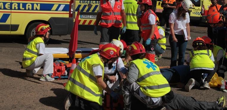 Los efectivos de emergencias realizan un simulacro de accidente de tráfico múltiple con 11 víctimas