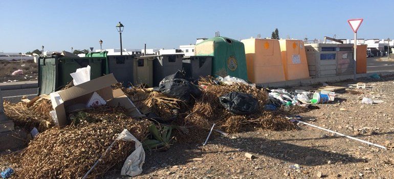 San Borondón denuncia que Playa Blanca está "atestada de basura"