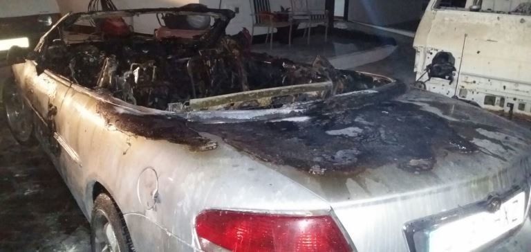 Arde un coche estacionado en el porche de una vivienda en Playa Blanca Arde un coche estacionado en el porche de una vivienda en Playa Blanca