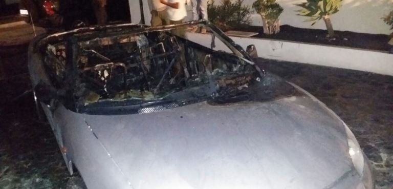 La Guardia Civil investiga un posible incendio "intencionado" que calcinó un coche en Playa Blanca