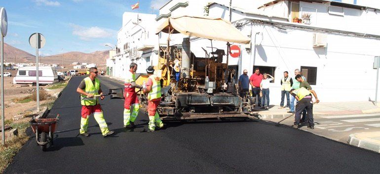 Arrecife realiza obras de asfaltado en Maneje y Altavista