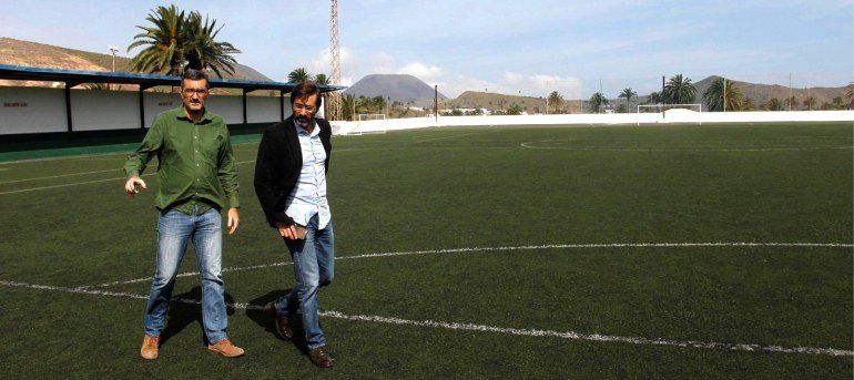 El PSOE denuncia el retraso en la colocación del césped del campo de fútbol de Haría