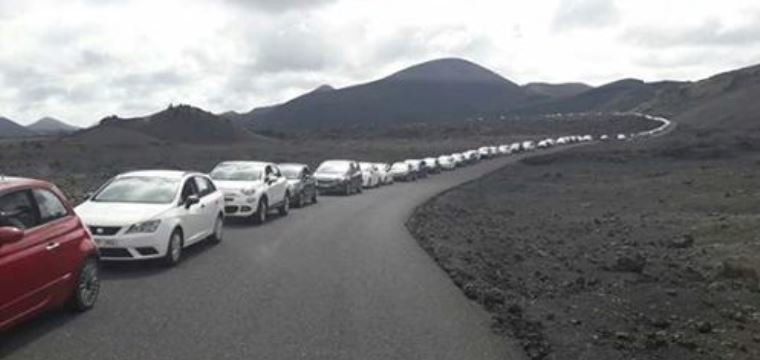 Cola de coches en Timanfaya en una imagen de archivo
