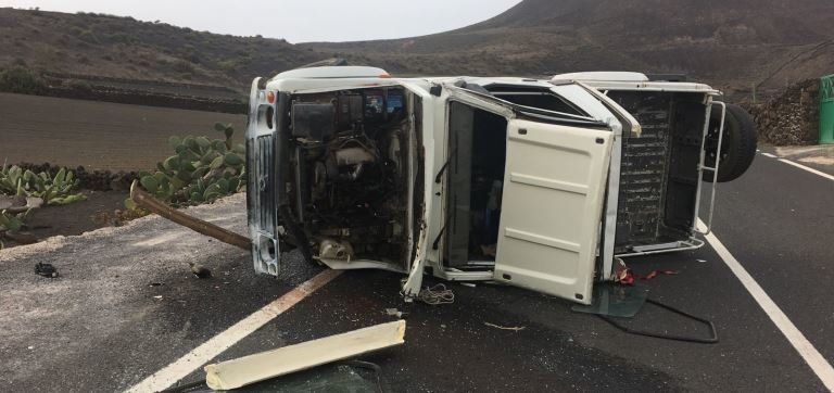 Dos heridos tras volcar su coche en la carretera de El Mirador a Los Jameos