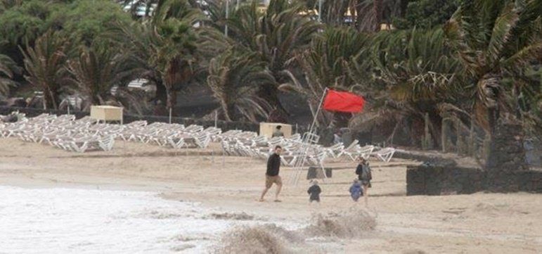 Banderas amarillas y rojas en casi todas las playas de la isla por el viento del sureste