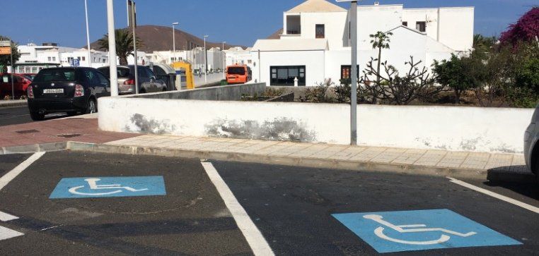 NC Tías pide señalizar reglamentariamente los estacionamientos para personas con movilidad reducida