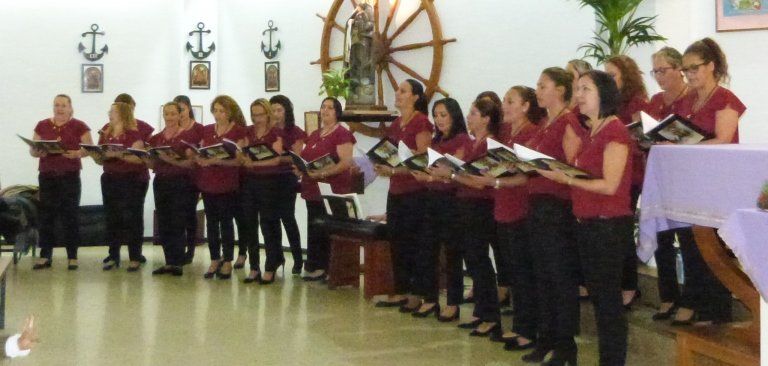 El coro Iris del Mar llena de villancicos la Iglesia de Valterra