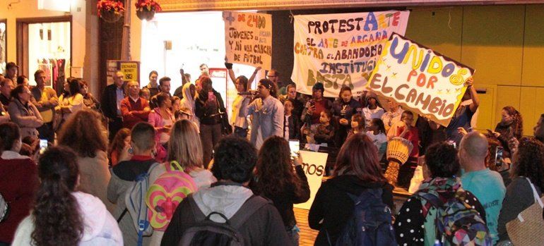 Vecinos de Argana denuncian el "abandono" del barrio con una "protesta artística"