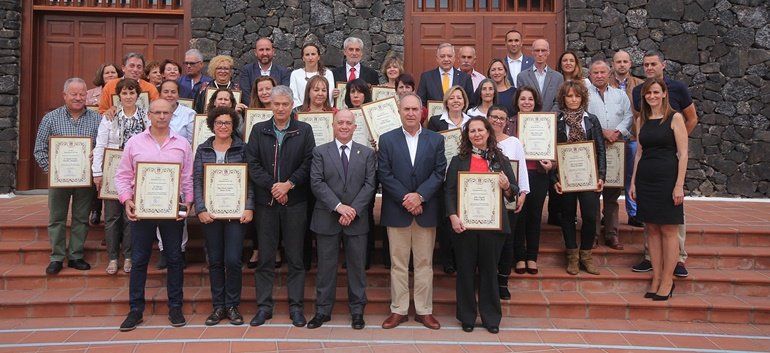 Tías homenajea a 32 trabajadores del Ayuntamiento con más de 30 años de antigüedad