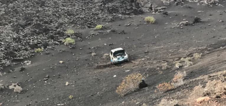 Un coche se sale de la vía y cae a un terraplén cerca del Parque Nacional de Timanfaya