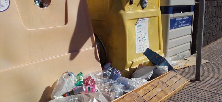 Queja por contenedores de plástico a rebosar de basura en Playa Blanca