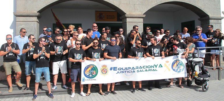 Recogida de firmas en Lanzarote por la equiparación salarial para policías y guardias civiles