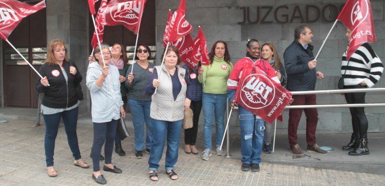 Las trabajadoras de limpieza de los Juzgados de Arrecife protestan por los "retrasos" en sus nóminas