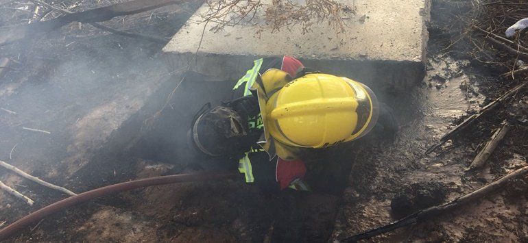 Los bomberos apagan un incendio en una obra abandonada de Arrecife