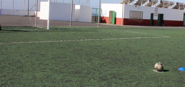 Tías licita nuevas instalaciones en el Campo de Fútbol de Puerto del Carmen por 140.000 euros