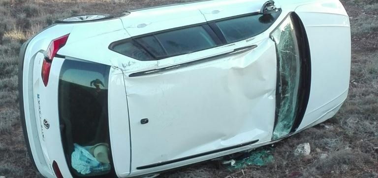Herido leve tras chocar con otro coche y volcar en la carretera de San Bartomé a Playa Honda