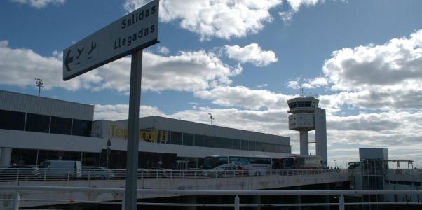Detenidos en el aeropuerto tres pasajeros con destino a Reino Unido con documentación falsa