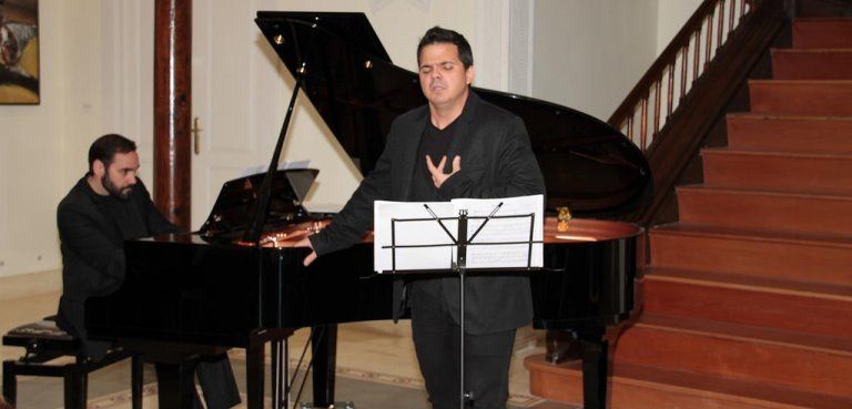 El tenor lanzaroteño Pancho Corujo hizo vibrar al público asistente al concierto de Navidad