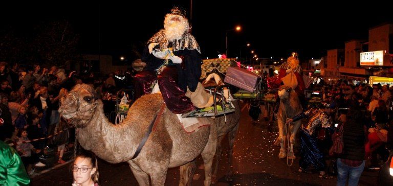 Los Reyes Magos desatan alegrías e ilusiones en su multitudinaria ruta por Yaiza y Playa Blanca