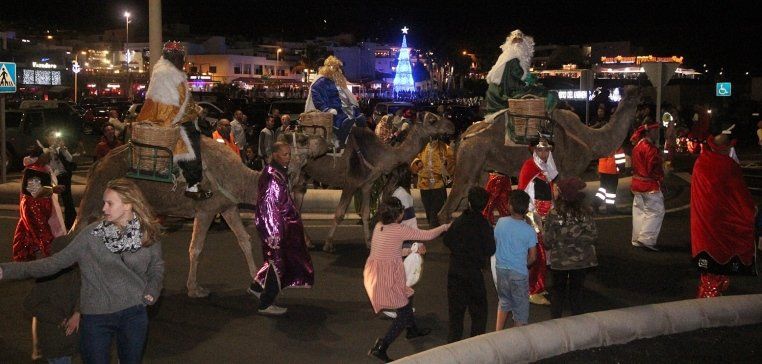 Los Reyes Magos reparten una tonelada de caramelos en sus desfiles de Puerto del Carmen y Tías