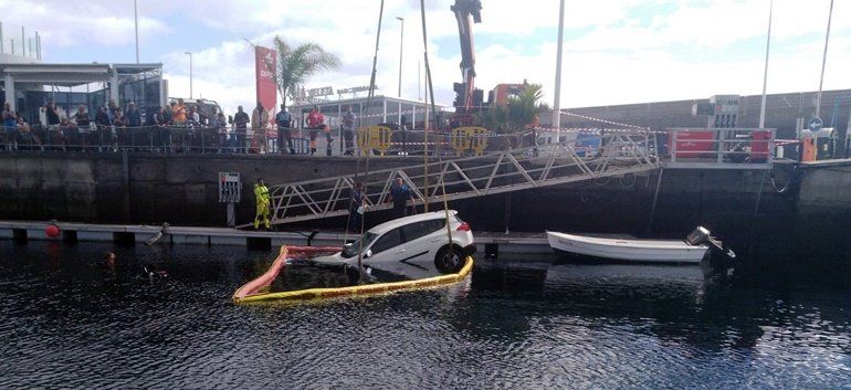 Recuperan el coche que se cayó al mar en El Varadero de Puerto del Carmen