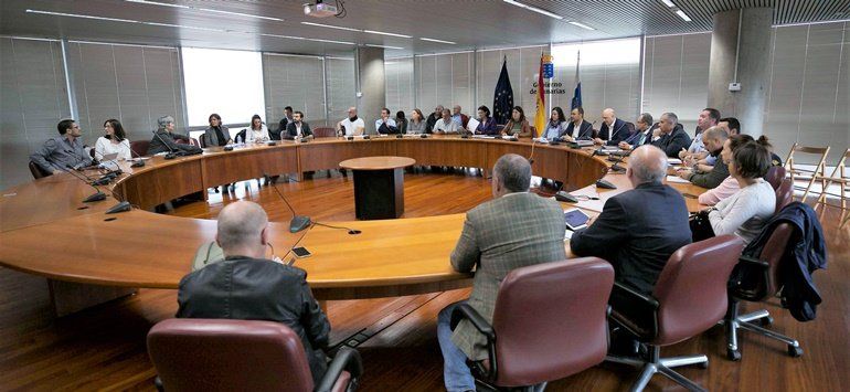 El Gobierno canario presenta a las instituciones de Lanzarote una guía para tramitar las autorizaciones de vertidos al mar