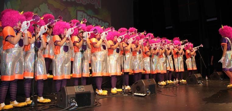 Las Enraladas heat up the carnival atmosphere with their presentation at the El Salinero Theater